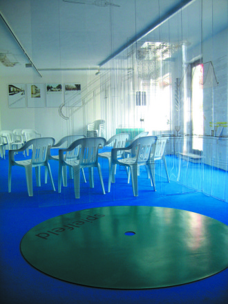 Ausstellungsansicht zugänglich - über Architektur. Foto: DPI Fotostudio